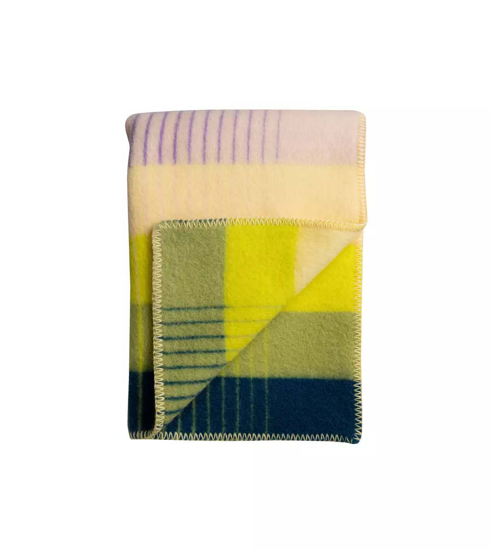 Zusammengelegte Decke mit reinen geometrische Formen, die durch reiche Farbpaletten aufgeweicht werden